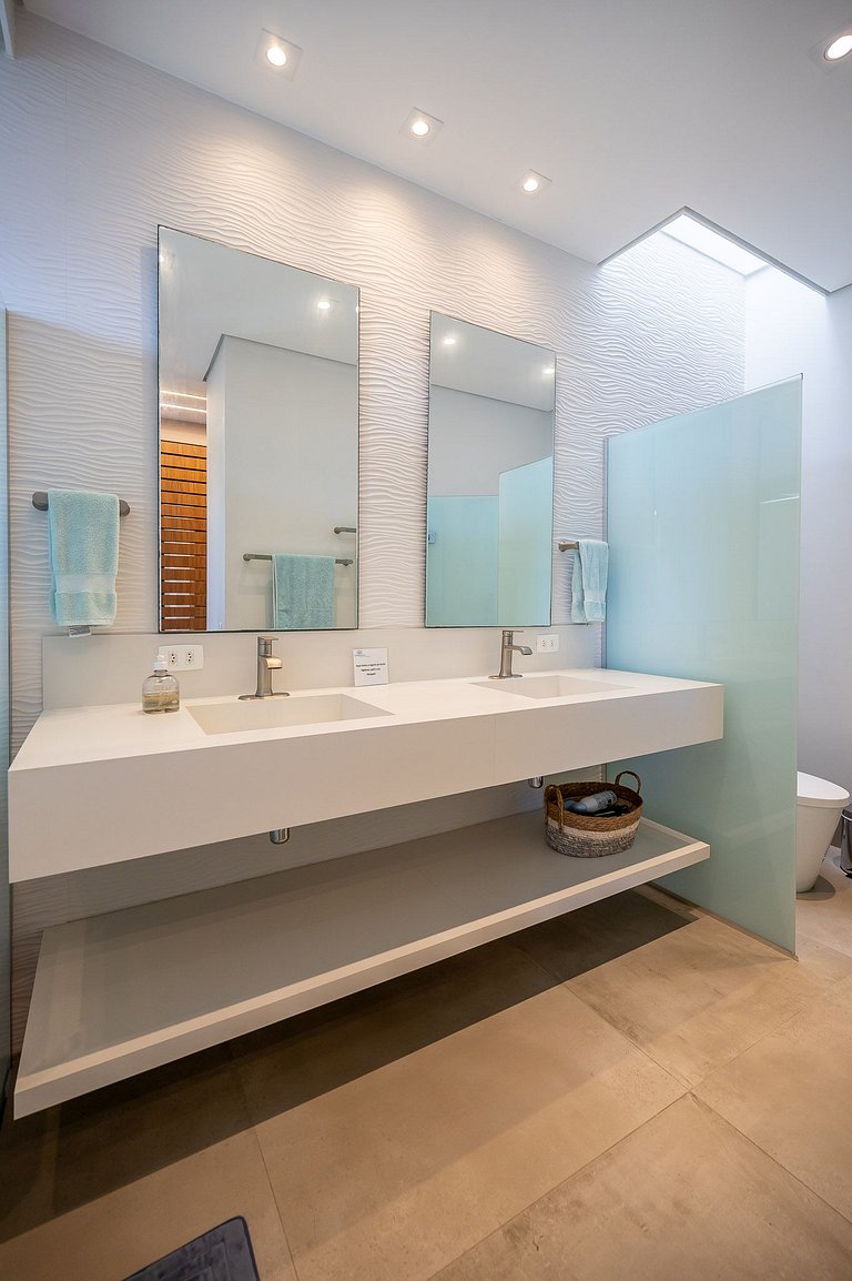 Casa luxuosa, piscina aquecida e borda infinita