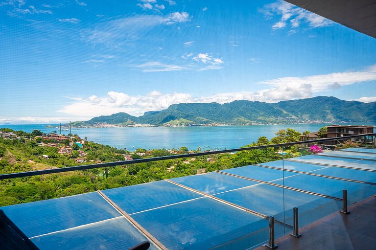 Casa luxuosa, piscina aquecida e borda infinita