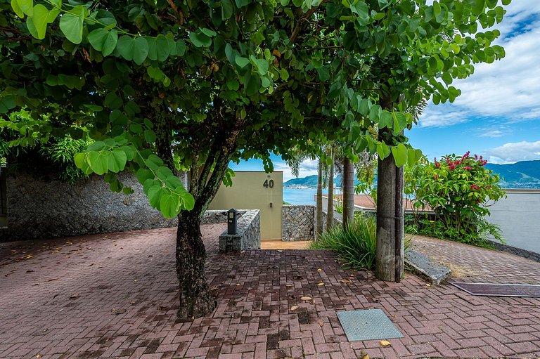 Casa luxuosa, piscina aquecida e borda infinita