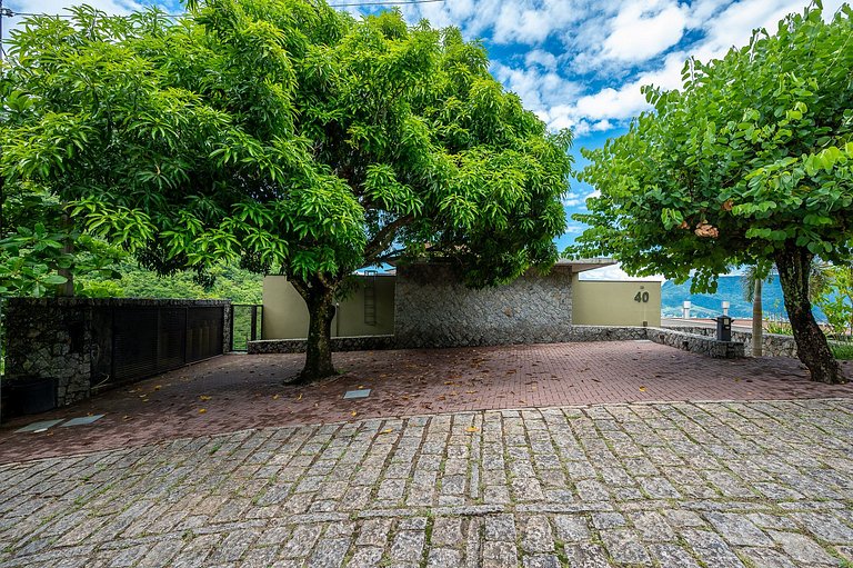 Casa luxuosa, piscina aquecida e borda infinita