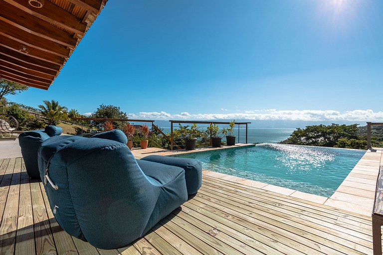 Casa em condomínio, piscina e vista mar