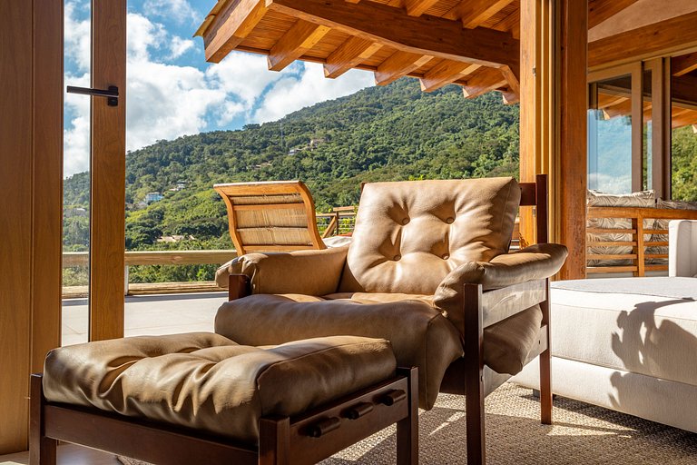 Casa em condomínio, piscina e vista mar