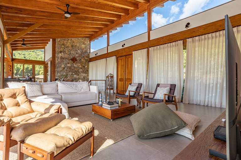 Casa em condomínio, piscina e vista mar