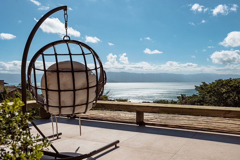 Casa em condomínio, piscina e vista mar