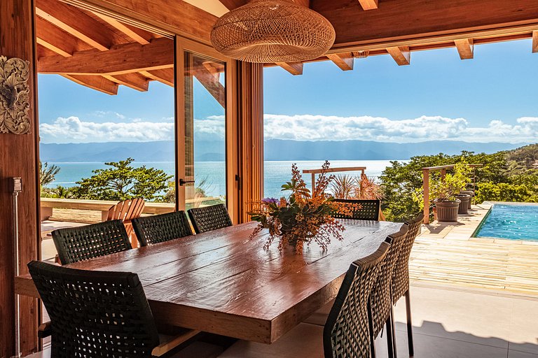 Casa em condomínio, piscina e vista mar