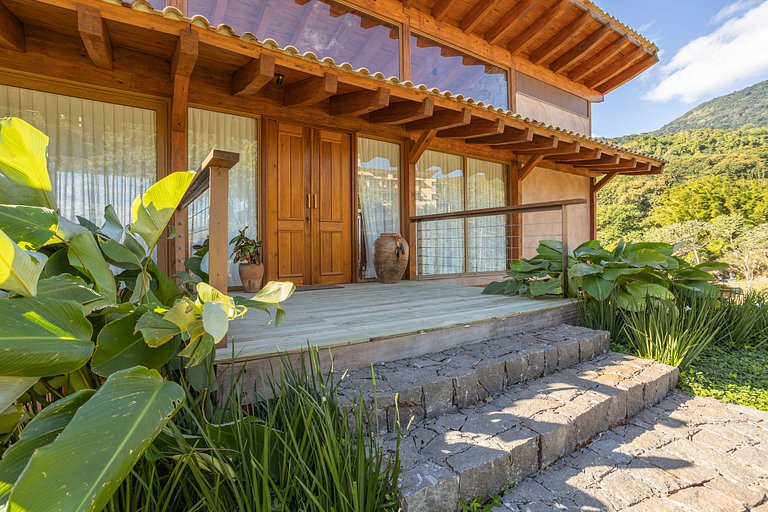 Casa em condomínio, piscina e vista mar