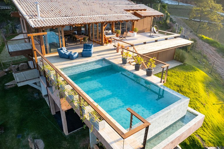 Casa em condomínio, piscina e vista mar