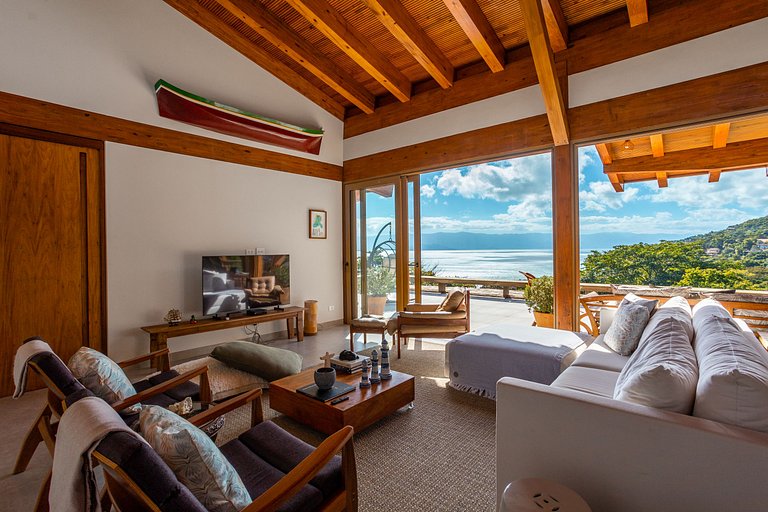 Casa em condomínio, piscina e vista mar