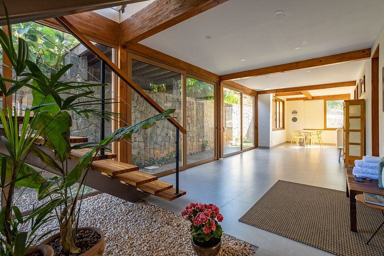 Casa em condomínio, piscina e vista mar
