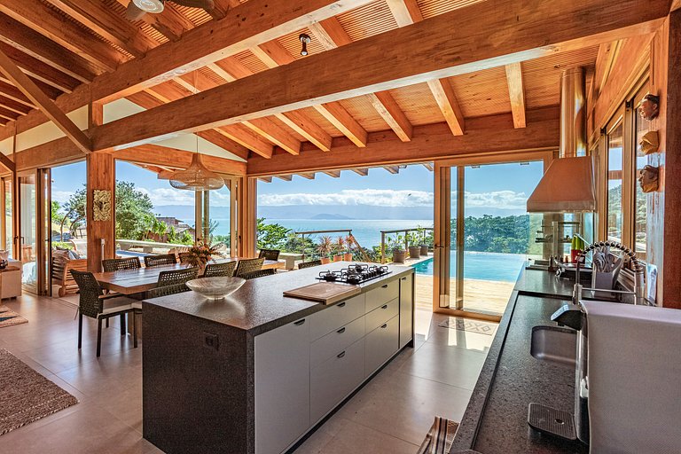 Casa em condomínio, piscina e vista mar