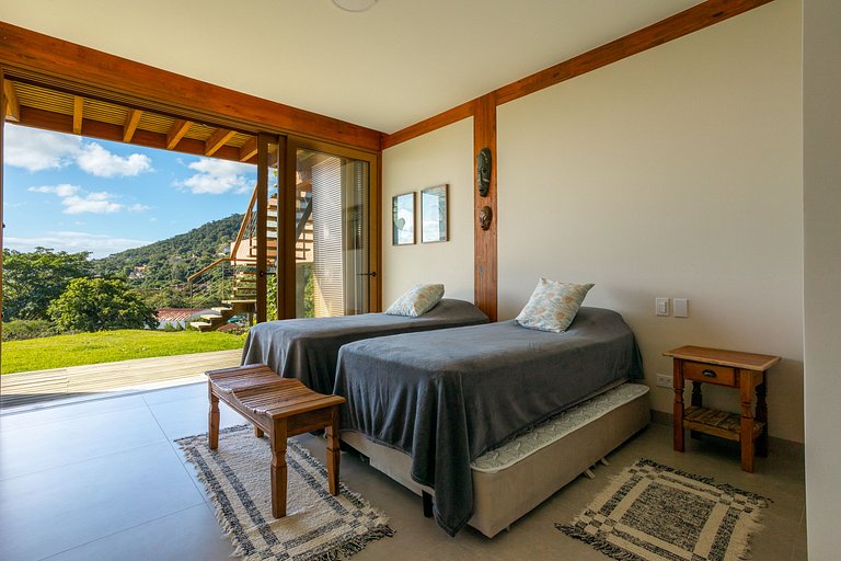 Casa em condomínio, piscina e vista mar