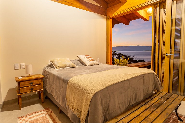 Casa em condomínio, piscina e vista mar