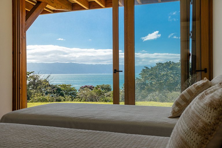 Casa em condomínio, piscina e vista mar