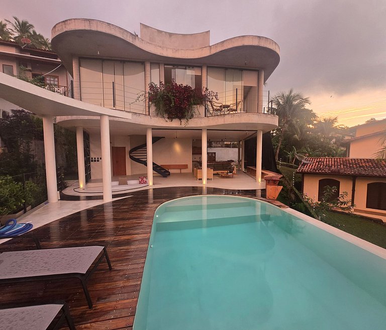 A 150m da praia, piscina aquecida e vista