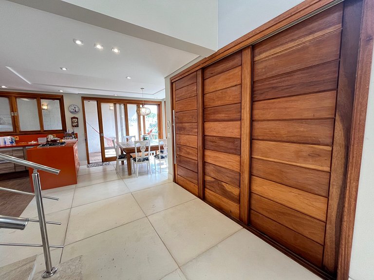 Sua casa em Ilhabela te espera, com vista permanente para o