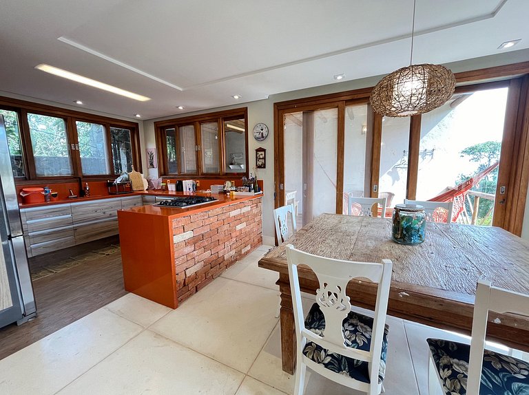 Sua casa em Ilhabela te espera, com vista permanente para o