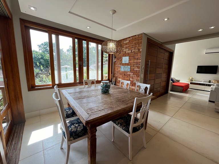 Sua casa em Ilhabela te espera, com vista permanente para o