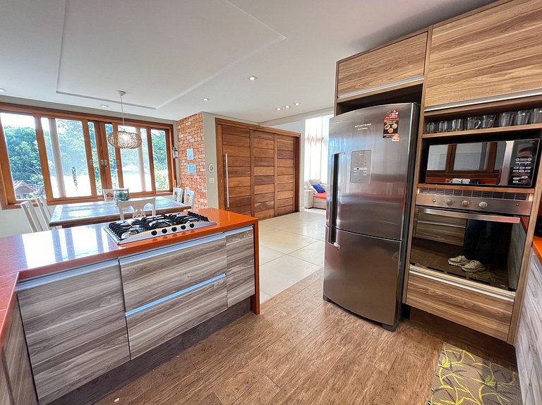 Sua casa em Ilhabela te espera, com vista permanente para o