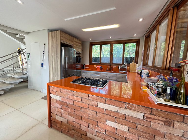 Sua casa em Ilhabela te espera, com vista permanente para o