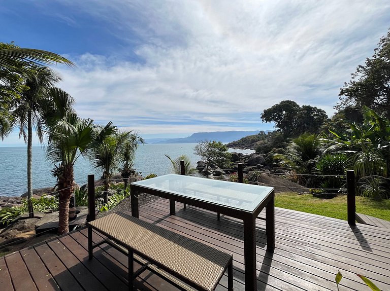Sua casa em Ilhabela te espera, com vista permanente para o
