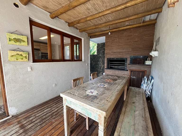 Sua casa em Ilhabela te espera, com vista permanente para o