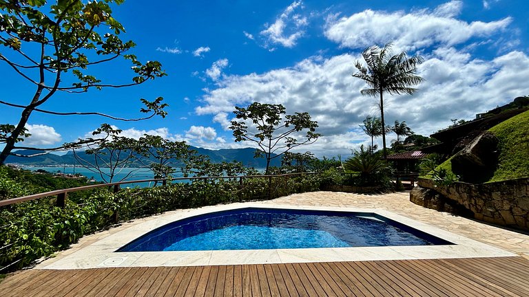Casa em condomínio, piscina aquecida e vista