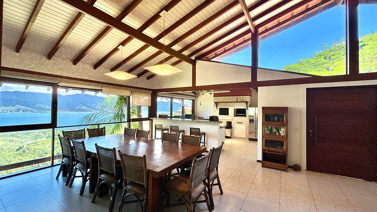 Casa em condomínio, piscina aquecida e vista
