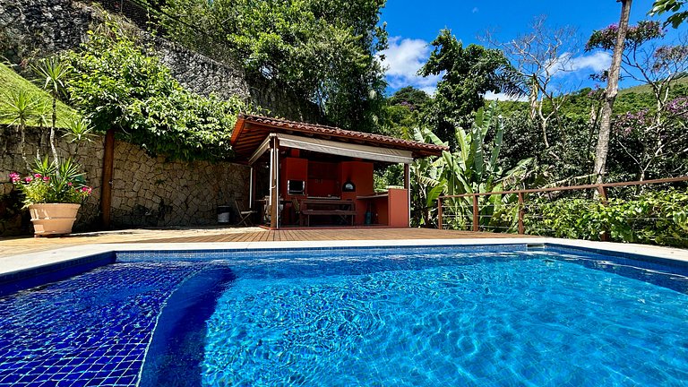 Casa em condomínio, piscina aquecida e vista