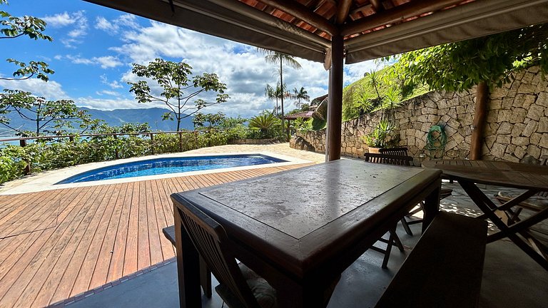 Casa em condomínio, piscina aquecida e vista