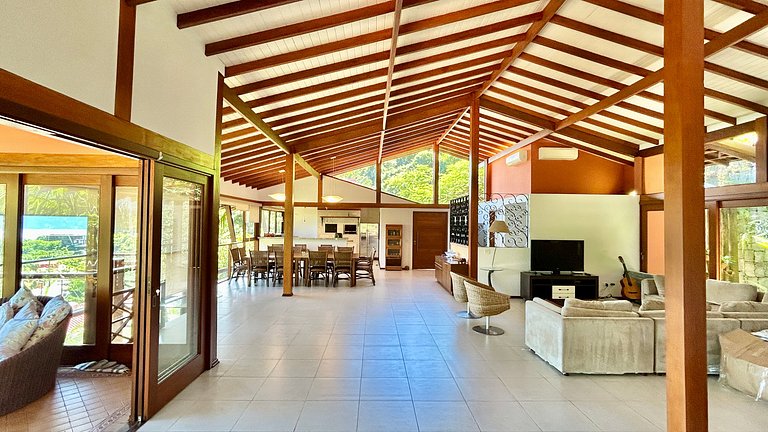 Casa em condomínio, piscina aquecida e vista