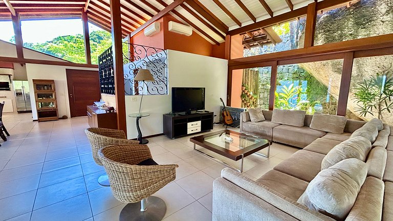 Casa em condomínio, piscina aquecida e vista