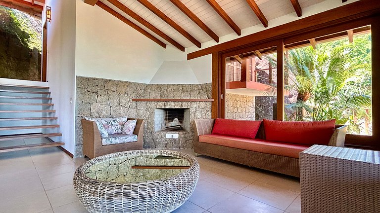 Casa em condomínio, piscina aquecida e vista