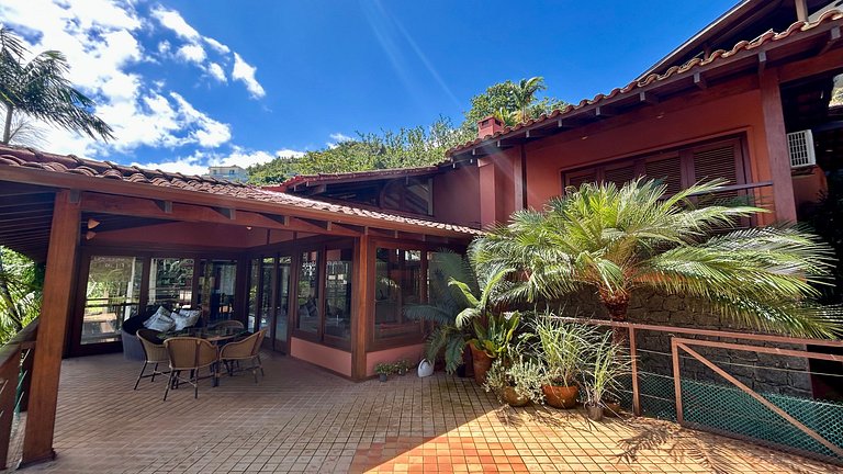 Casa em condomínio, piscina aquecida e vista