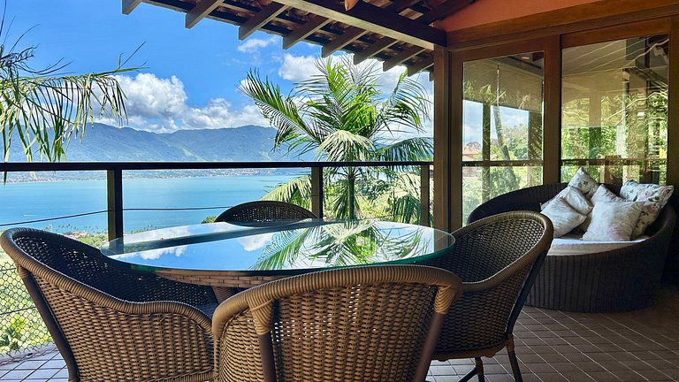 Casa em condomínio, piscina aquecida e vista