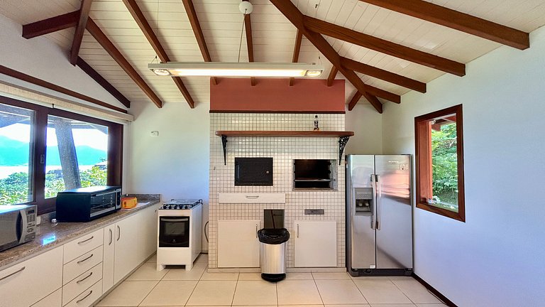 Casa em condomínio, piscina aquecida e vista