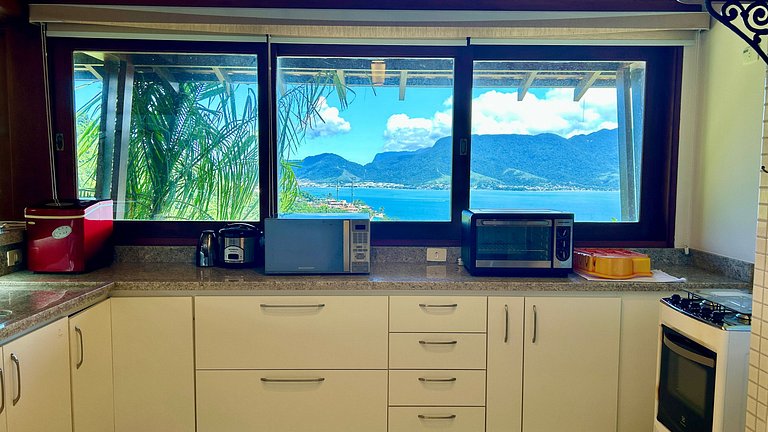 Casa em condomínio, piscina aquecida e vista