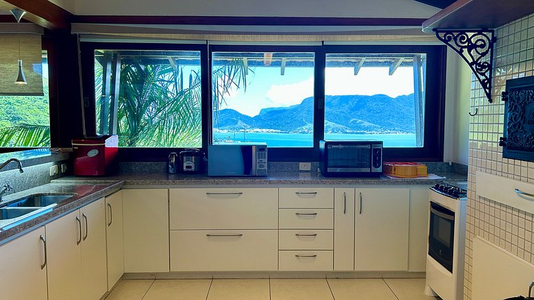 Casa em condomínio, piscina aquecida e vista