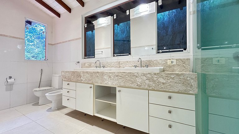 Casa em condomínio, piscina aquecida e vista