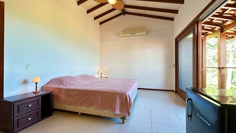 Casa em condomínio, piscina aquecida e vista