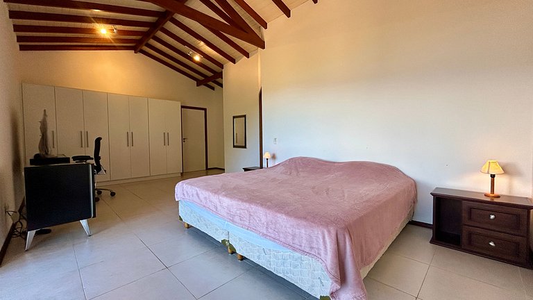 Casa em condomínio, piscina aquecida e vista