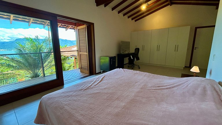 Casa em condomínio, piscina aquecida e vista