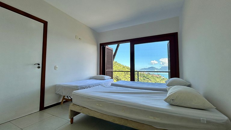 Casa em condomínio, piscina aquecida e vista