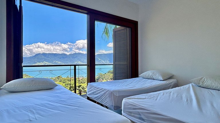 Casa em condomínio, piscina aquecida e vista