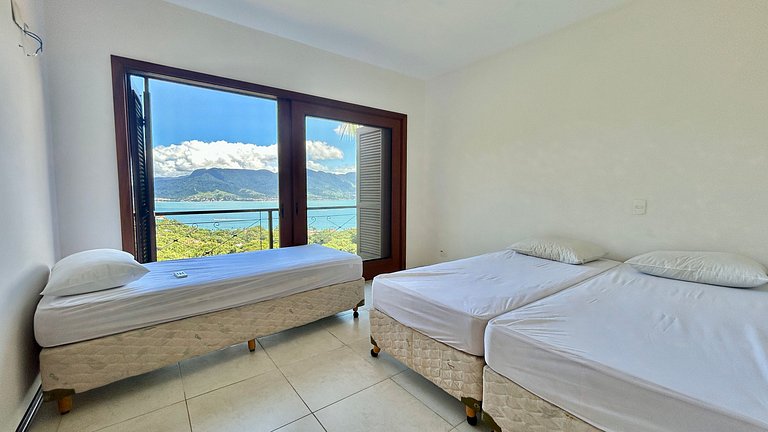 Casa em condomínio, piscina aquecida e vista