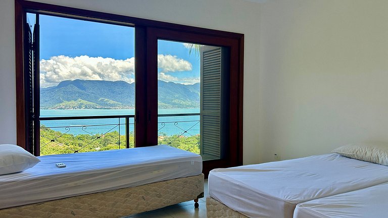 Casa em condomínio, piscina aquecida e vista