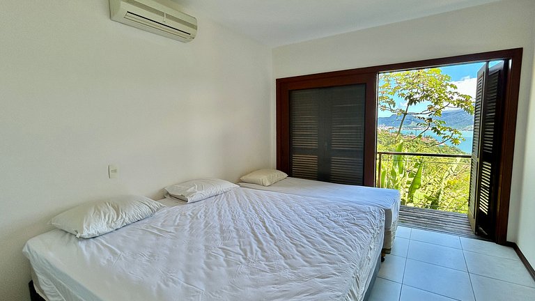 Casa em condomínio, piscina aquecida e vista