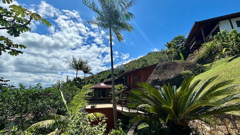 Casa em condomínio, piscina aquecida e vista