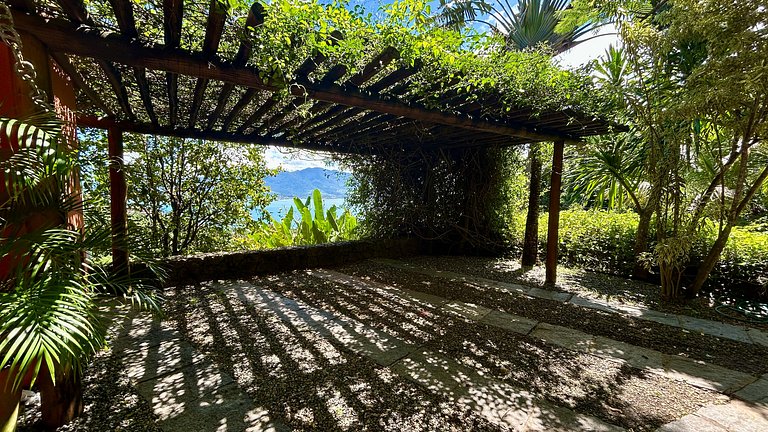 Casa em condomínio, piscina aquecida e vista