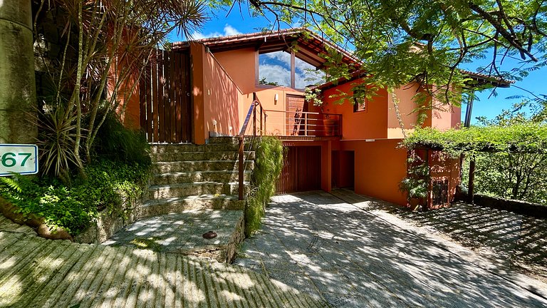 Casa em condomínio, piscina aquecida e vista