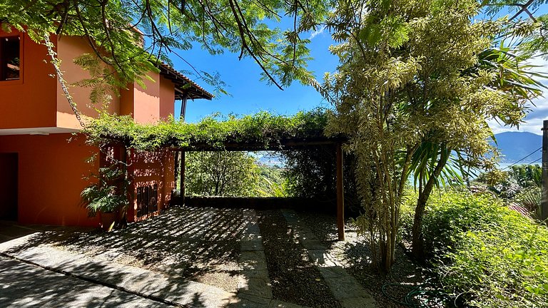 Casa em condomínio, piscina aquecida e vista